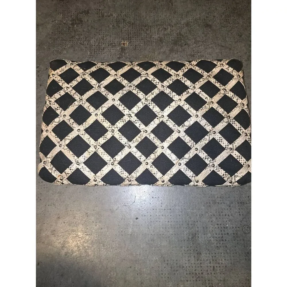White House Black Market Purse - Picture 4 of 7